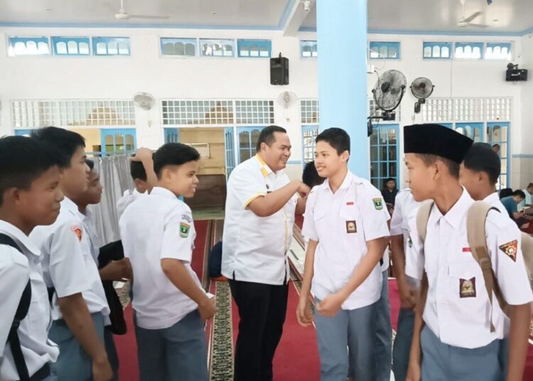 Wali Kota Pariaman, Yota Balad bersama para siswa saat menghadiri Pesantren Ramadan pada Senin (10/3). (foto: Diskominfo Pariaman).