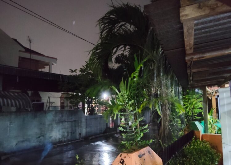 Hujan Lebat di Sawahan, Kecamatan Padang Timur, Kota Padang, Kamis (27/3)