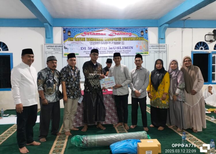 Tim XIII Safari Ramadan Kabupaten Dharmasraya bersama Wali Nagari Sungai Rumbai, Sutan Riski menyerahkan bantuan kepada Pengurus Masjid Muslimin, Emrial.