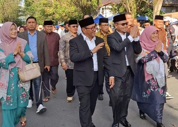 Penyambutan Wali Kota dan Wakil Wali Kota Ramlan Nurmantias-Ibnu Asis oleh Niniak Mamak dan Masyarakat Bukittingg. (foto: ist)