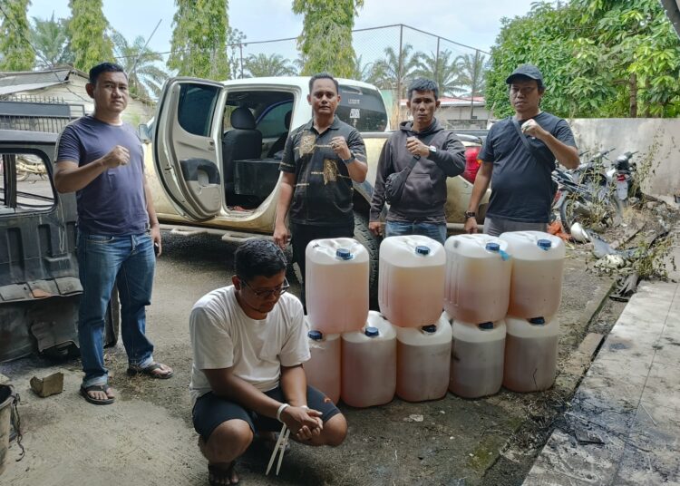 Polisi menangkap pelaku penyelewengan BBM di Dharmasraya.