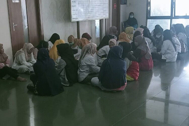 Peserta Seleksi PPPK Pariaman mendatangi kantor pemko terkait perubahan status seleksi dari MS menjadi TMS. (foto: Rehasa/Sumbarkita).