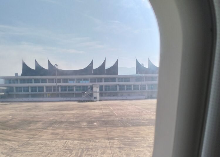 Bandara Internasional Minangkabau, Padang Pariaman, difoto dari jendela pesawat. Foto: Holy Adib/Sumbarkita