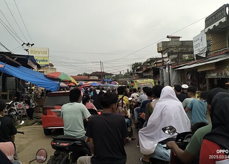 Warga memadati Pasar Bedug di Koto Baru, Dharmasraya, untuk mencari takjil, Rabu (5/3). Foto: Guspira/Sumbarkita