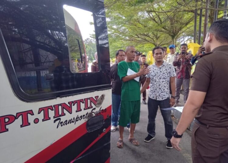 Rekonstruksi pembunuhan agen bus AKDP di depan UNP, Rabu (5/3).