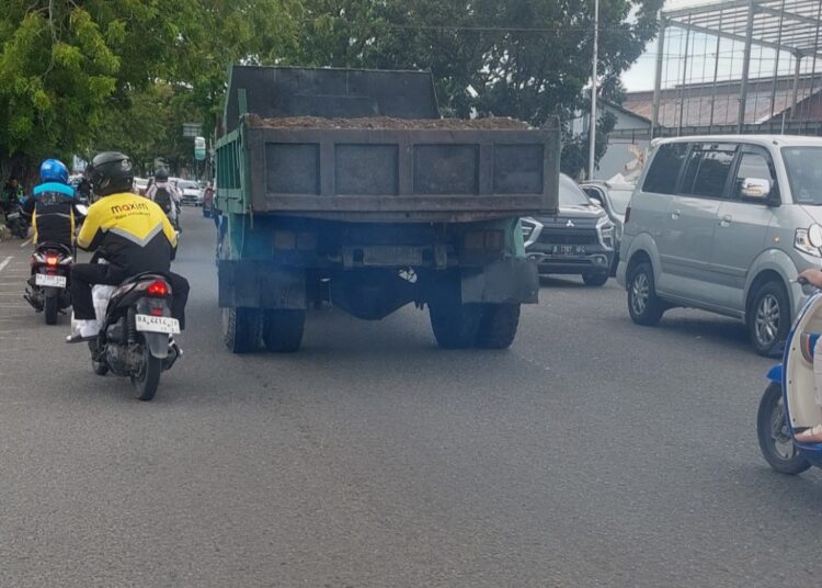 Sebuah truk melintas di kawasan Simpang Haru, Kecamatan Padang Timur, dengan muatan pasir yang menggunung tanpa terpal, Kamis (6/3). Foto: Herru/Sumbarkita