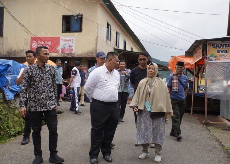 Wali Kota, Hendri Arnis dan Wakil Wali Kota, Allex Saputra meninjau Pasar Pusat Padang Panjang  pada Kamis (13/3).