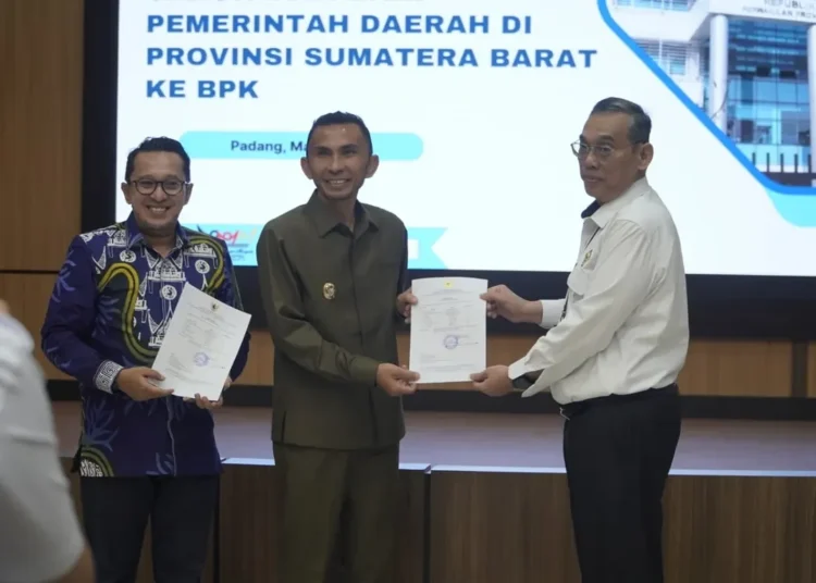 Wakil Wali Kota, Allex Saputra menyerahkan LKPD Tahun Anggaran 2024 kepada BPK Perwakilan Provinsi Sumbar. (foto: Diskominfo Padang Panjang)