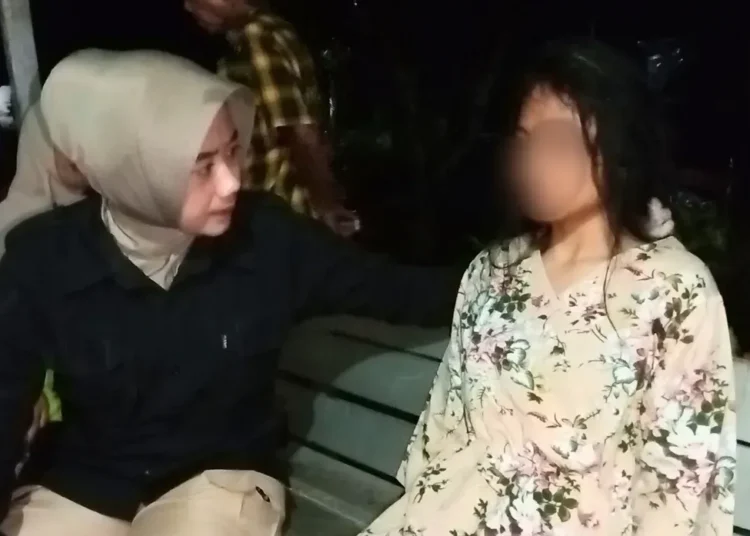 Petugas mengamankan remaja perempuan terlihat linglung di Padang. (foto: Satpol PP Kota Padang).