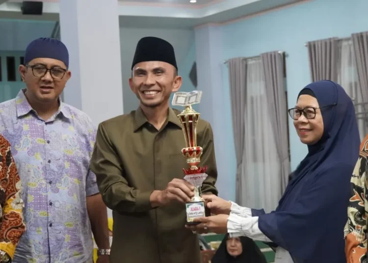 Wakil Wali Kota Padang Panjang, Allex Saputra menutup kegiatan MTQ Lansia di Masjid Nurul Amri pada, Senin (17/3/2025) malam. (foto: Diskominfo Padang Panjang)