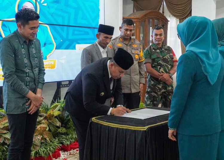 Wali Kota Padang Panjang, Hendri Arnis melantik dan mengukuhkan 39 pengurus TP-PKK Kota Padang Panjang di Rumah Dinas Wali Kota, Jumat (21/3/2025). (foto: Diskominfo Padang Panjang).