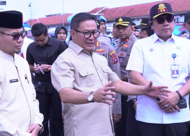 Wali Kota Bukittinggi, Ramlan Nurmatias meninjau langsung kondisi Terminal Tipe A Simpang Aur, Jumat (14/3). (foto: Diskominfo Bukittinggi).