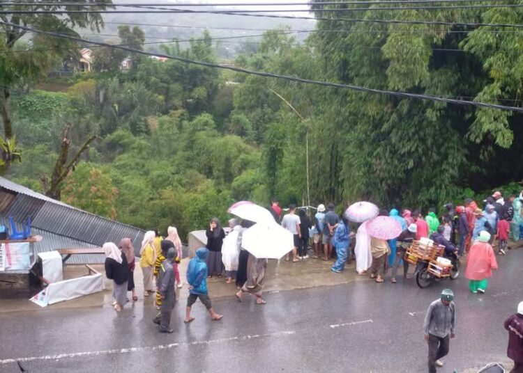 Longsor menerjang Nagari Salimpek, Kecamatan Lembah Gumanti, Kabupaten Solok pada Senin (3/3).