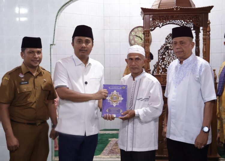 Wakil Wali Kota Payakumbuh Elzadaswarman, mendampingi Wakil Gubernur Sumbar, Vasco Ruseimy dalam kunjungan ke Masjid Baitul Inabah, Padang Karambia, pada Selasa (4/3). (Foto: Diskominfo Payakumbuh.