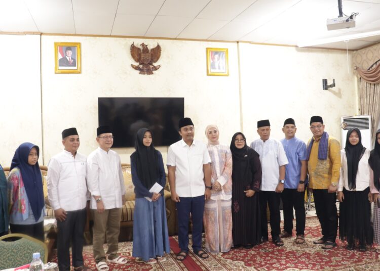 Wali Kota Payakumbuh Zulmaeta, bersama Wakil Gubernur Sumatera Barat, Vasco Ruseimy, menyerahkan bantuan beasiswa kepada lima pelajar berprestasi.