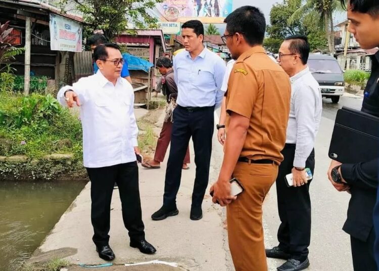 Bupati Padang Pariaman, John Kenedy Azis (JKA), bersama Wakil Bupati Rahmat Hidayat, meninjau saluran drainase tersumbat di Jalan Raya Padang-Bukittinggi pada Selasa (4/3). (foto: Diskominfo Padang Pariaman)