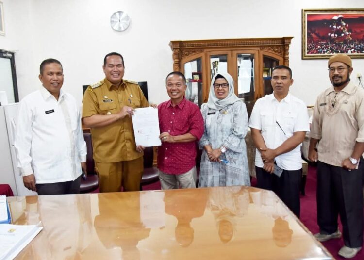 Wali Kota Pariaman, Yota Balad menandatangani MoU hibah dengan KONI Kota Pariaman.