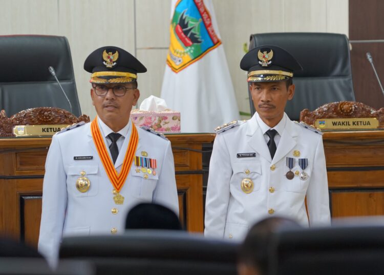 Bupati dan Wakil Bupati Solok Selatan, Khairunas dan Yulian Efi, membeberkan visi dan misi dalam Rapat Paripurna Penyampaian Pidato Perdana Bupati Terpilih Periode 2025—2030 di Kantor DPRD Solok Selatan, Selasa (4/3). Foto: Pemkab Solok Selatan