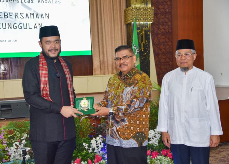 Wali Kota Padang, Fadly Amran, menjadi pembicara dalam kuliah umum Dies Natalis ke-43 Fakultas Ilmu Budaya (FIB) Universitas Andalas (Unand) di Convention Hall Unand, Jumat (7/3). Foto: Pemko Padang