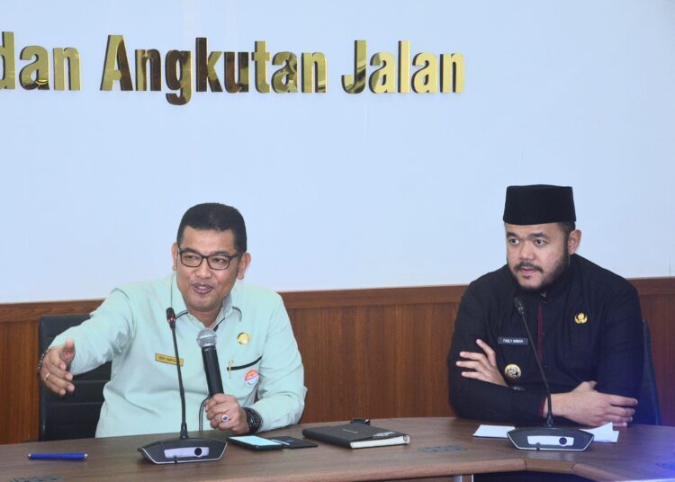 Wali Kota Padang, Fadly Amran, berdiskusi dengan Kepala Dinas Perhubungan Sumbar, Dedy Diantolani, di Kantor Dishub Sumbar, Jumat (7/3). Foto: Pemko Padang