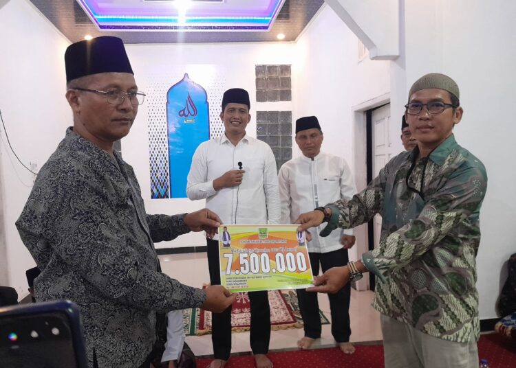 Pemkab Padang Pariaman kembali menggelar Safari Ramadan dan menyerahkan bantuan ke Musala Nurul Huda di Sungai Geringging.