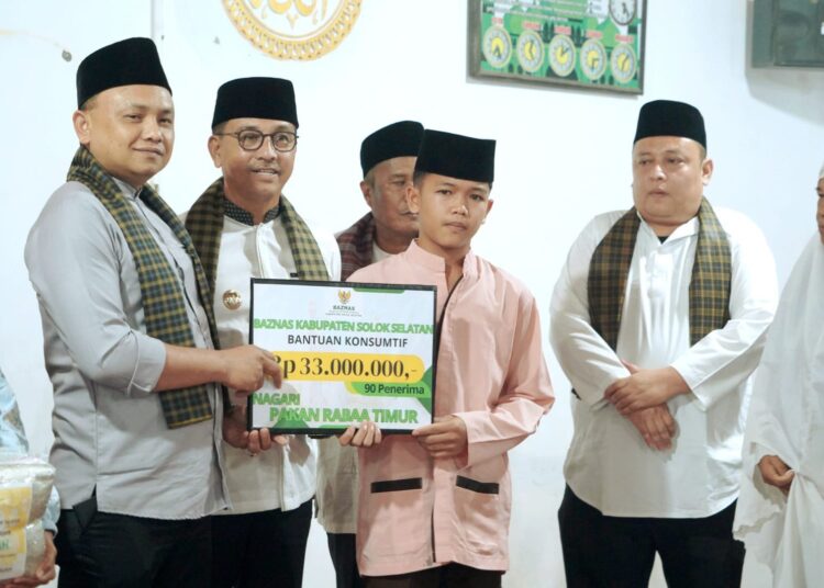 Pemkab Solok Selatan menyalurkan bantuan ke Masjid Mutaqin, Pinti Kayu Gadang, Nagari Pakan Rabaa Timur, Kecamatan Koto Parik Gadang Diateh, pada Jumat (7/3).