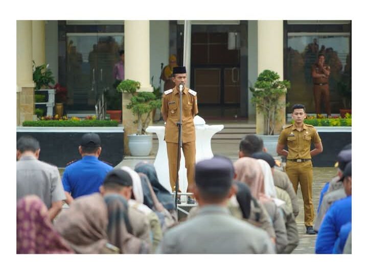 Wakil Bupati Solok Selatan, Yulian Efi, memimpin apel gabungan ASN di halaman Kantor Bupati Solok Selatan, Senin (10/3). Foto: Pemkab Solok Selatan