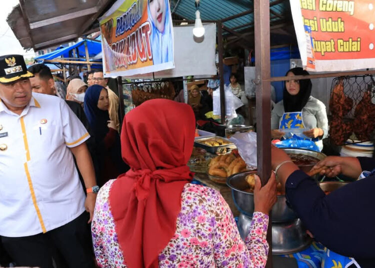 Pengawasan dan pemeriksaan di pasar takjil di Kota Pariaman pada Senin (10/3).