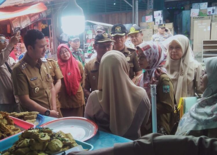 Wakil Bupati Padang Pariaman, Rahmat Hidayat bersama tim dari BPOM melakukan inspeksi keamanan pangan di Pasar Sungai Geringging pada Selasa (11/3).