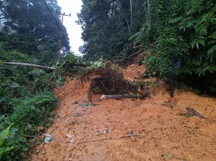 Longsor menimbun jalan di Nagari Banai, Kecamatan Sembilan Koto, Dharmasraya. Foto: Guspira/Sumbarkita