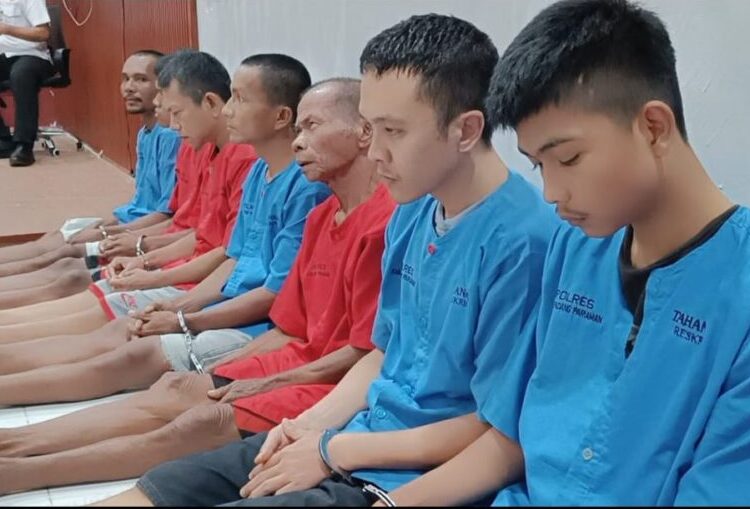 Polres Padang Pariaman merilis sepuluh tersangka pencabul anak bawah umur di Markas Polres Padang Pariaman saat merilis kasus tersebut pada Rabu (12/3). Foto: IST