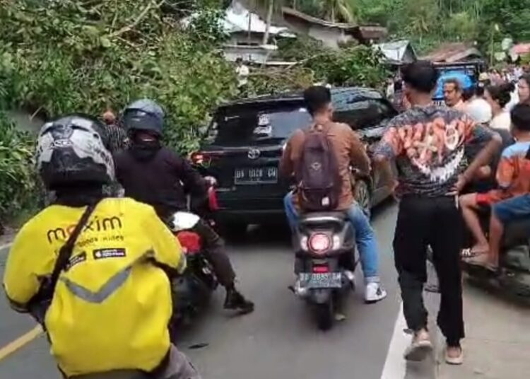 Pohon tumbang yang melintang di badan jalan di kawasan Gaung, Kecamatan Lubuk Begalung, Kota Padang, pada Kamis sore (13/3) pukul 17.00 WIB mengakibatkan kemacetan panjang. Foto: IST