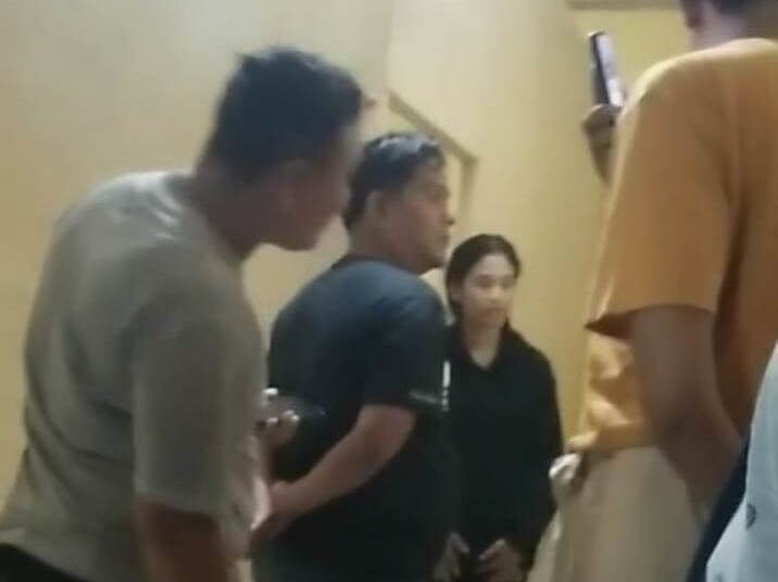 Tangkapan layar video penggerebekan dokter oleh warga berduaan dengan mahasiswi di kontrakan di Kota Pariaman pada Kamis (13/3).