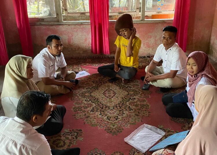 Dinas Sosial PPPA Pesisir Selatan  mengunjungi Viqri ke rumahnya di Kampung Duku, Kenagarian Duku, Kecamatan Koto XI Tarusan, Rabu (19/3). Foto: Pemkab Pessel