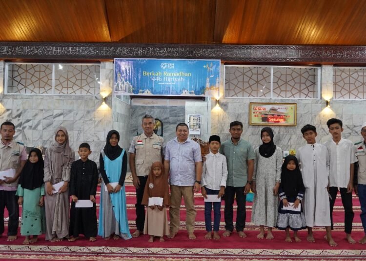 PT PLN melalui Yayasan Baitul Maal menyalurkan bantuan kepada para penerima manfaat di Masjid Cahaya PLN UID Sumbar, Kota Padang, Rabu (19/3). Foto: PLN Sumbar