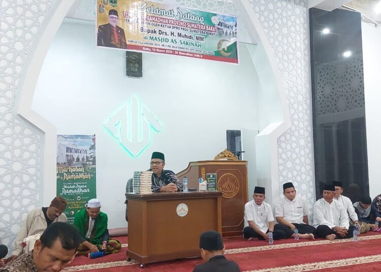 Ketua DPRD Sumatera Barat, Muhidi saat Safari Ramadan ke Masjid As-Sakinah, Komplek Villa Anggrek, Kelurahan Balai Gadang, Kecamatan Koto Tangah, Kota Padang.