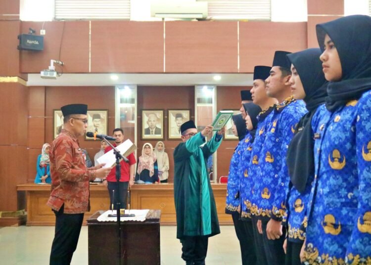 Pj Sekretaris Daerah Kota Bukittinggi, Al Amin melantik PNS serta menyerahkan SK CPNS. (foto: bukittinggikota.go.id).