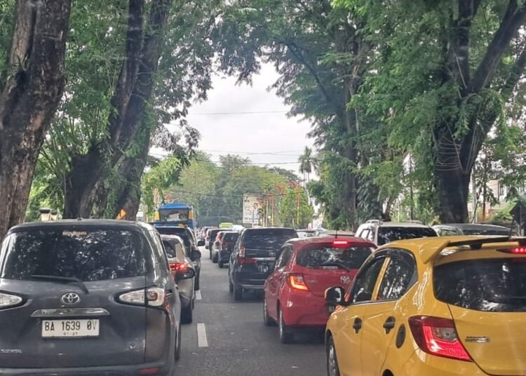 Ratusan mobil memadati Jalan Rasuna Said, Kota Padang, hingga depan Rumah Dinas Kapolda Sumbar pada Sabtu (22/3). Foto: Herru Iriawan