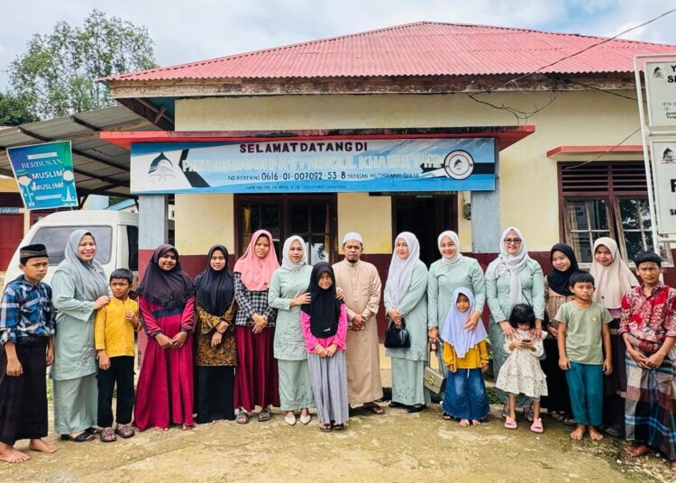 Ketua PIWR DPRD Dharmasraya, Rini Hartati Jemi dan anggota foto bersama anak yatim piatu dan pengurus Panti Asuhan Fastabiqul Khairat Koto Baru Dharmasraya.