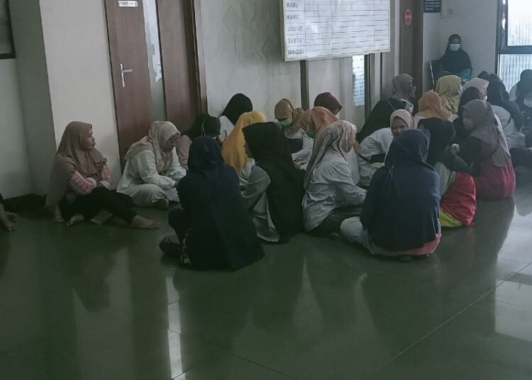 Peserta seleksi PPPK Pariaman mendatangi kantor pemko terkait perubahan status seleksi dari MS menjadi TMS. (foto: Rehasa/Sumbarkita).