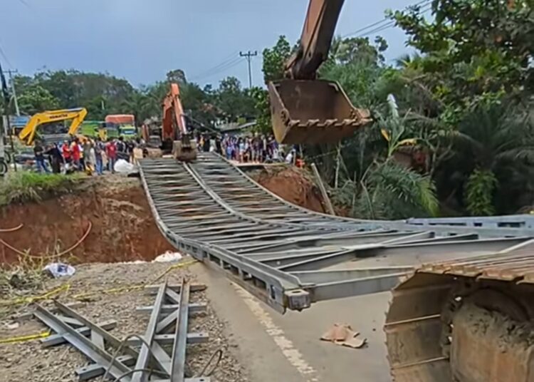 Perkembangan sementara pembuatan Jembatan Darurat di Lintas Sumatera Sumbar-Jambi.