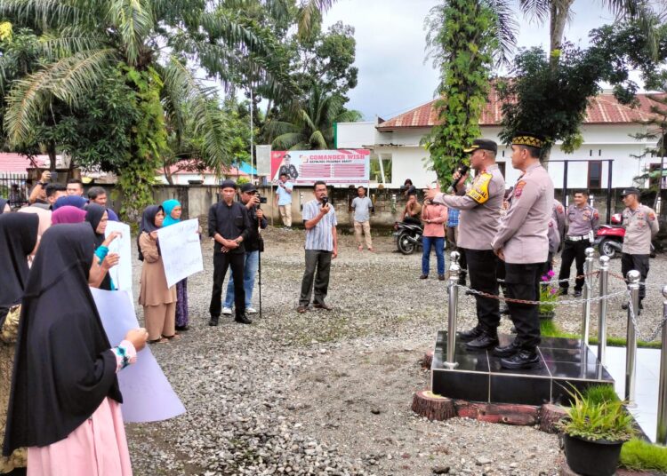 Demo keluarga korban pengeroyokan di Polsek Kinali Pasaman Barat, Sabtu (8/3)