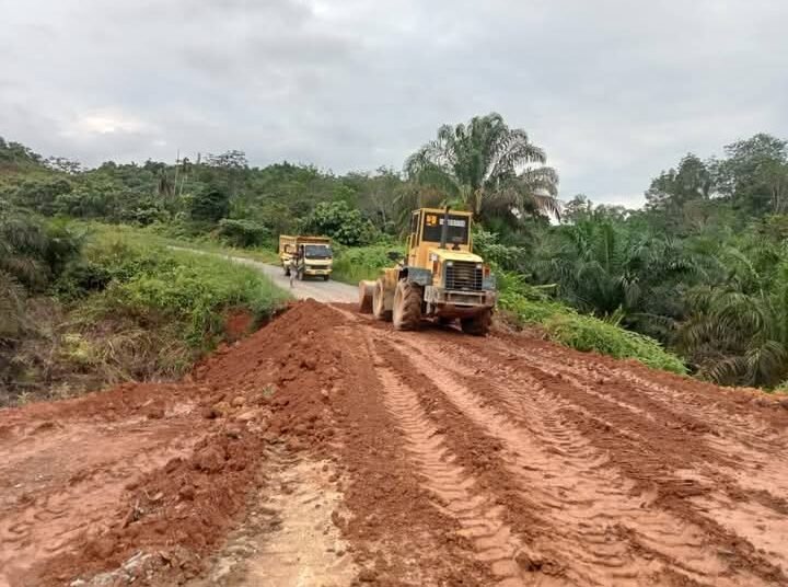 Proses perbaikan jalan penghubung Bukit Lantak Timpeh -Pulau Punjung yang amblas pada Sabtu (8/3/2024).