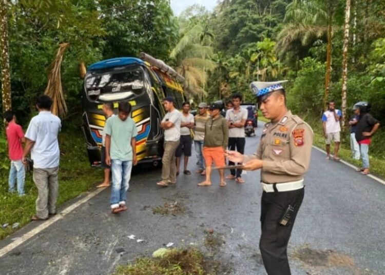 kecelakaan bus di Jalan Raya Maninjau-Lubuk Basung kawasan Jorong Muko-Muko, Nagari Koto Malintang, Kecamatan Tanjung Raya, Kabupaten Agam pada Selasa (18/3) sore