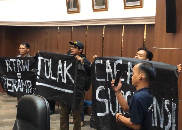 Koalisi Masyarakat Sipil Sumbar tolak Ranperda RTRW saat Sidang Paripurna DPRD Sumbar