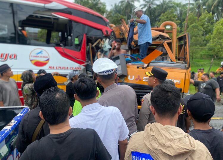 Kecelakaan bus vs truk di Jalan Padang-Solok, Selasa (11/3)