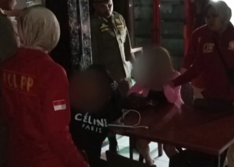 Satpol PP Padang razia kafe yang beroperasi selama ramadan.