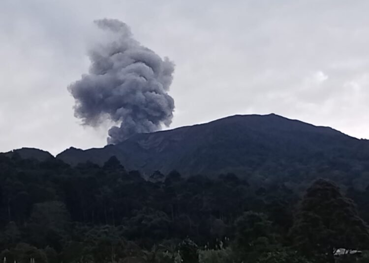Gunung Marapi erupsi pada Selasa (1/4).