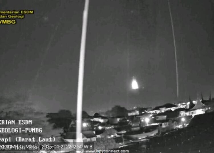Gunung Marapi erupsi pada Senin (21/4) malam. (foto: magma.esdm.go.id)