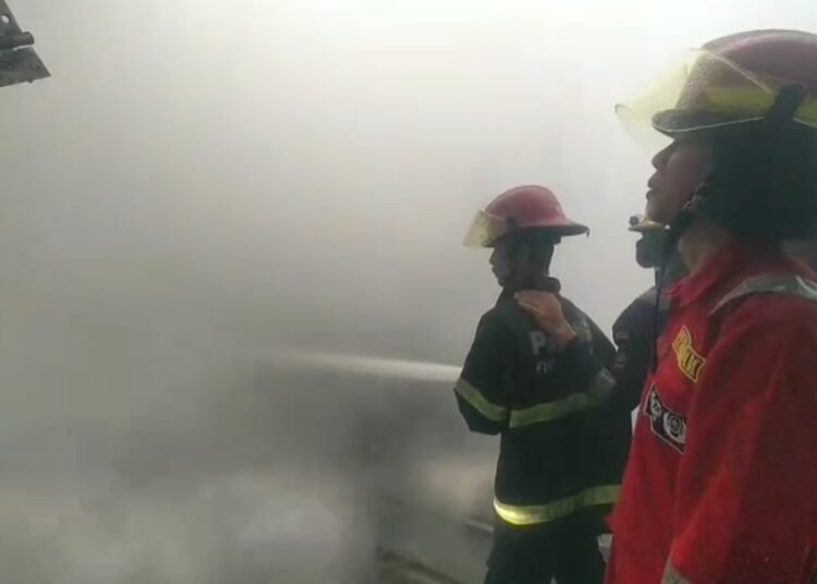 Petugas damkar memadamkan api yang membakar rumah di Padang. (foto: Dok. Damkar Padang).